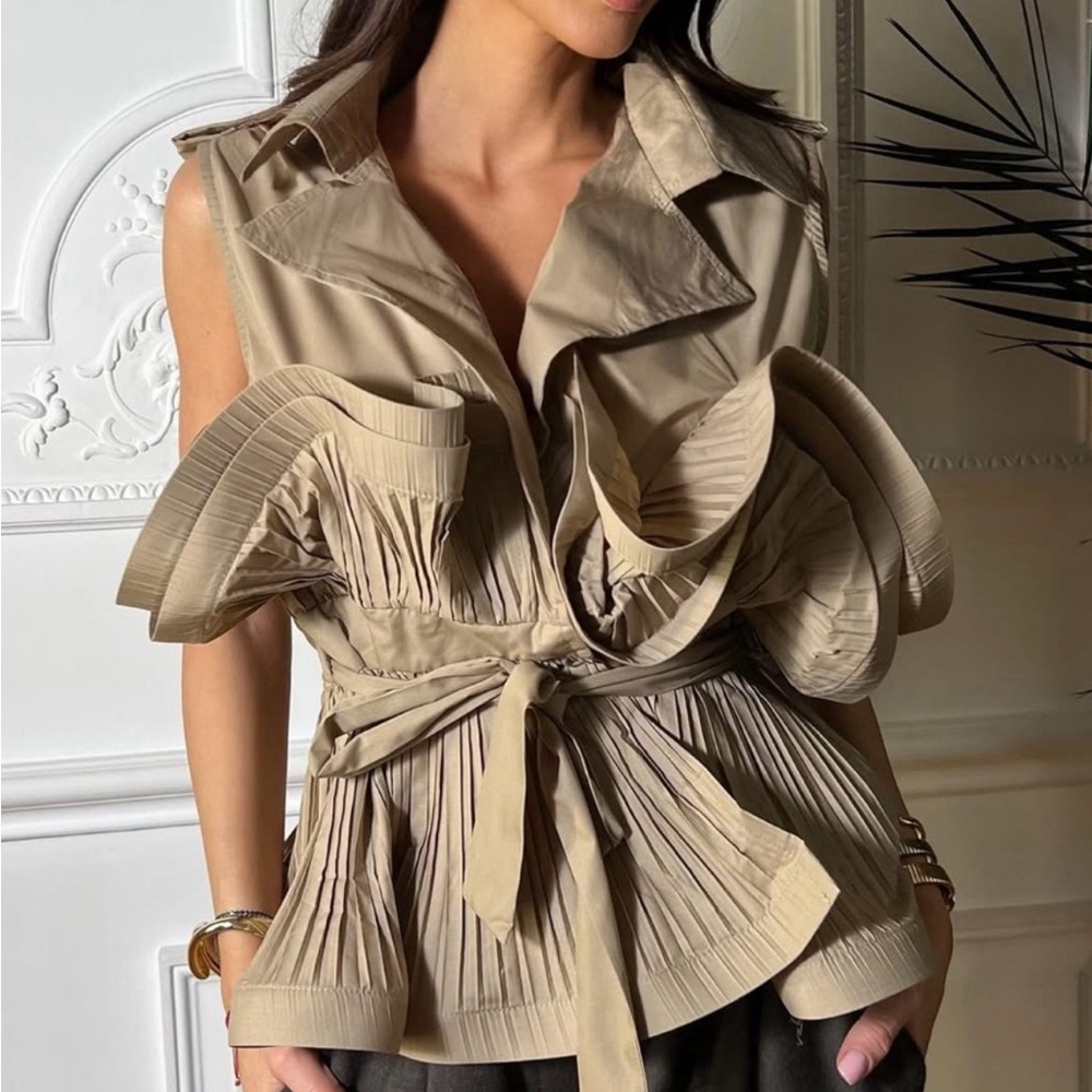 Lapel Sleeveless Ruffled Tee
